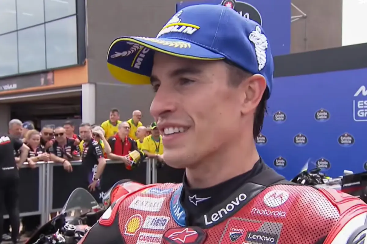 Marc Marquez, pilota Ducati, risponde alle domande dei giornalisti dopo una gara di MotoGP con la sua Ducati