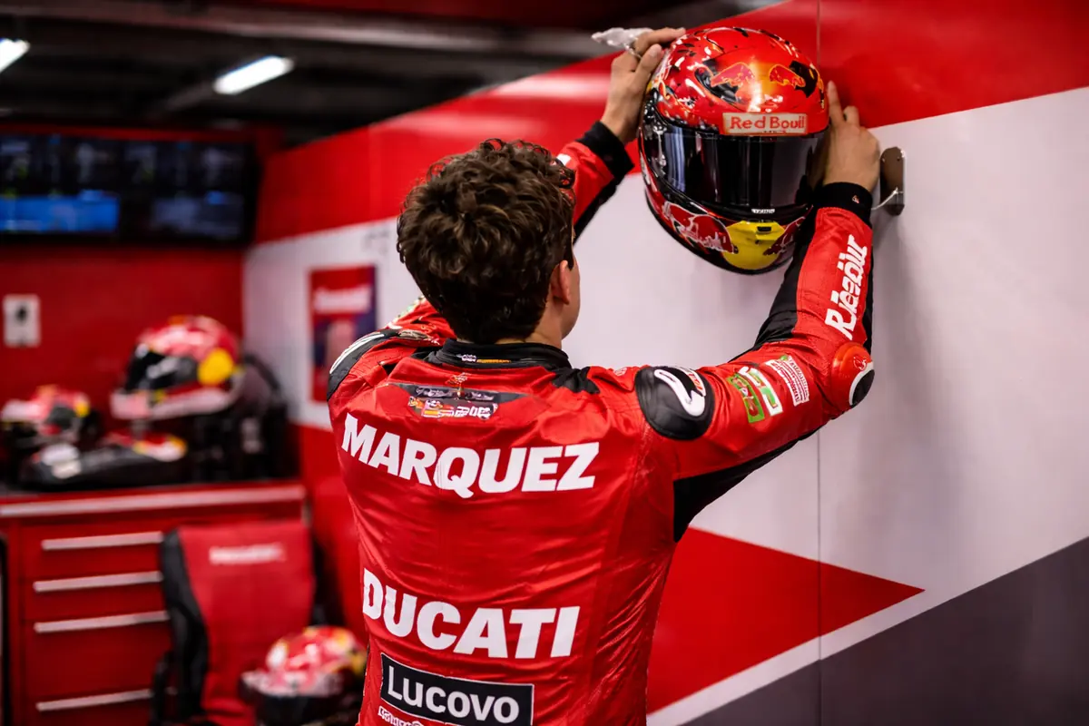 Marquez, pilota della Ducati, mentre appende il casco al chiodo, immagine creata con intelligenza artificiale
