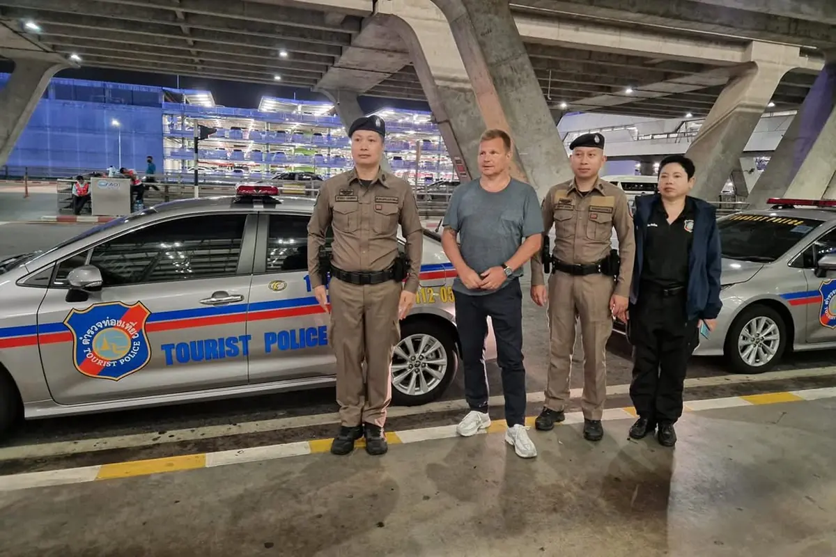 Mika Salo e poliziotti thailandesi