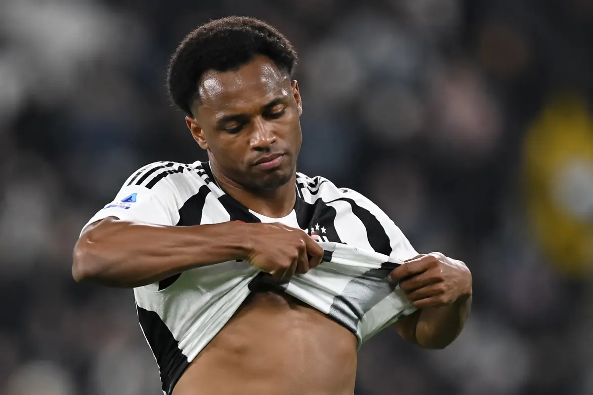 Giocatore somigliante a Lois Openda si toglie la maglia della Juventus