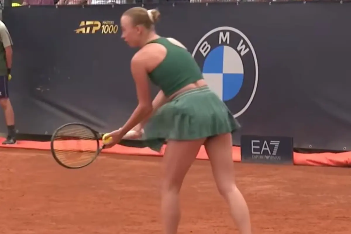 Potapova alla battuta durante una partita