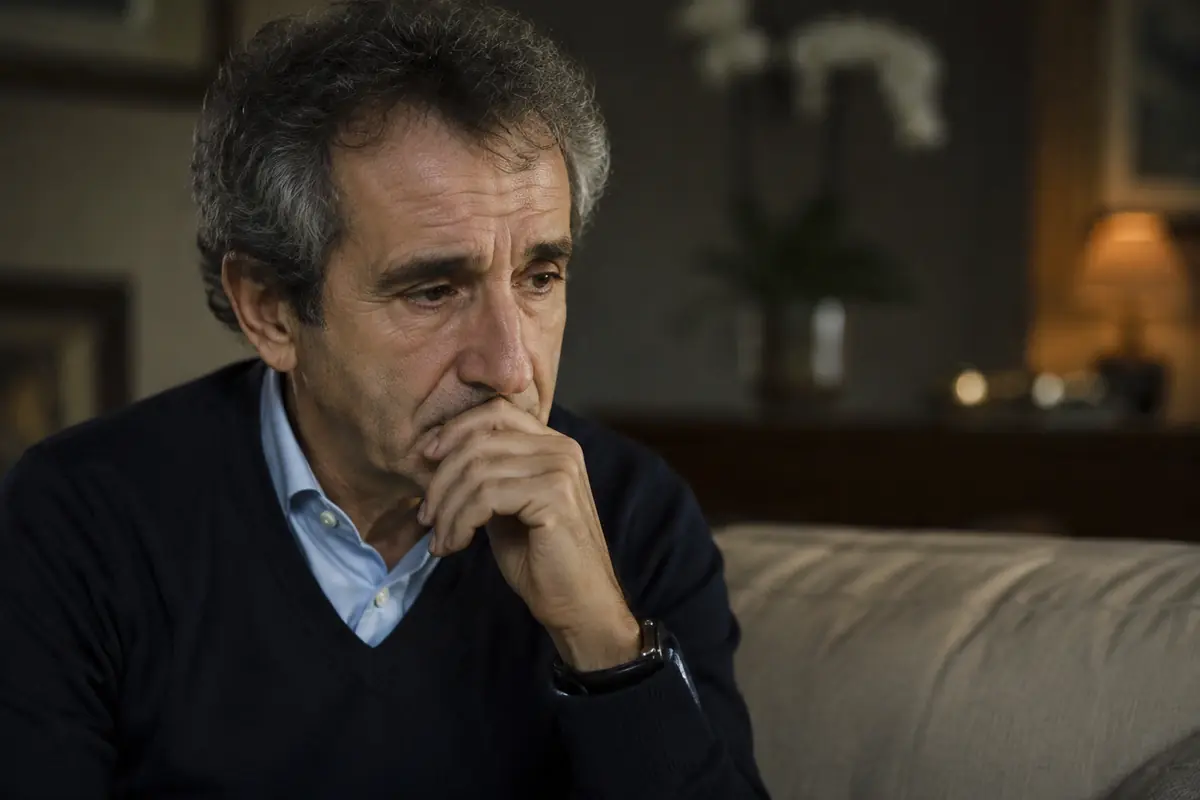 Prost, ex pilota di Formula 1, con aria assorta