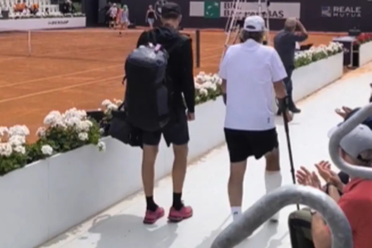 Francisco Roig, coach di Iga Swiatek, in stampelle agli Internazionali di Roma