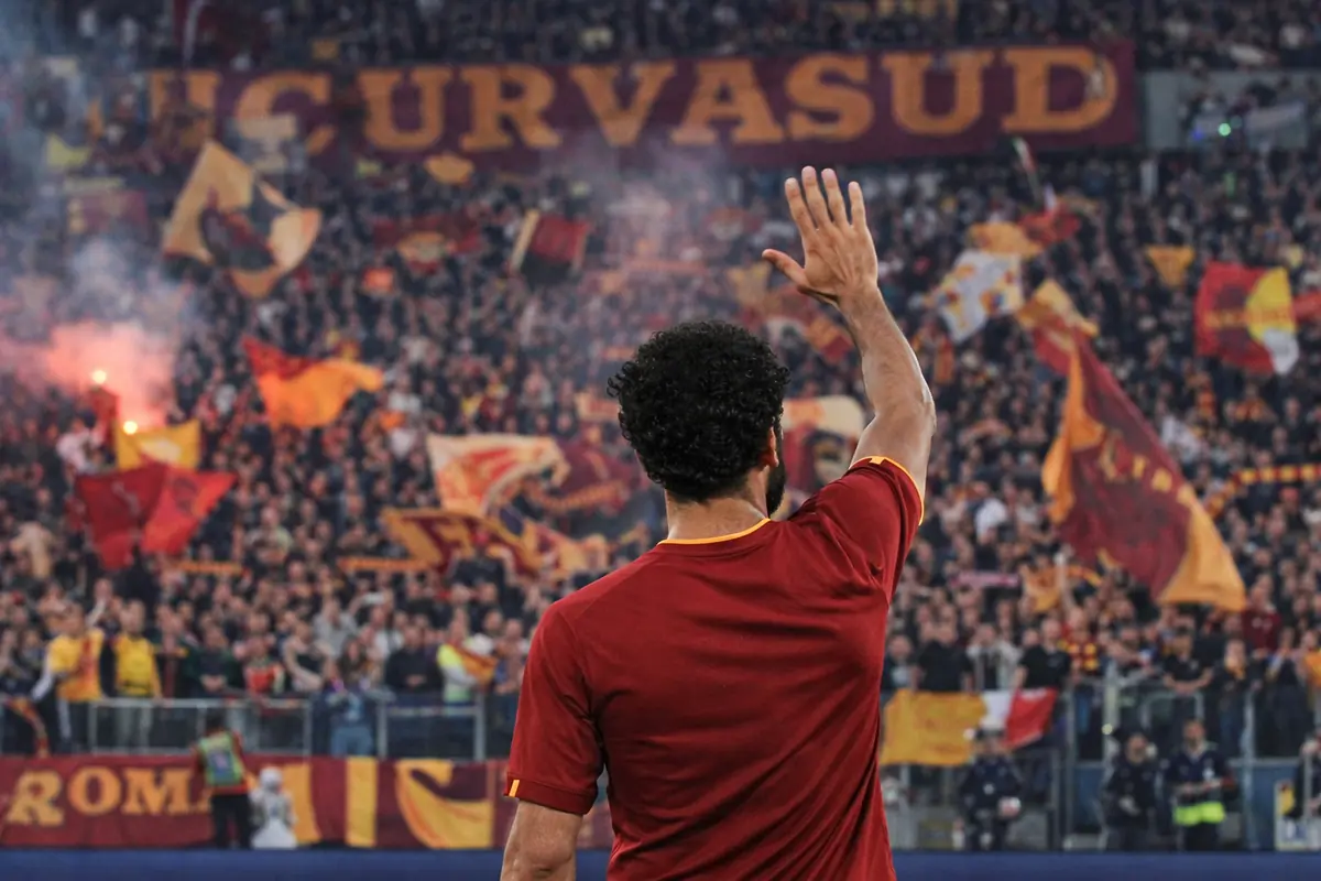 Salah di spalle mentre saluta la curva sud della Roma