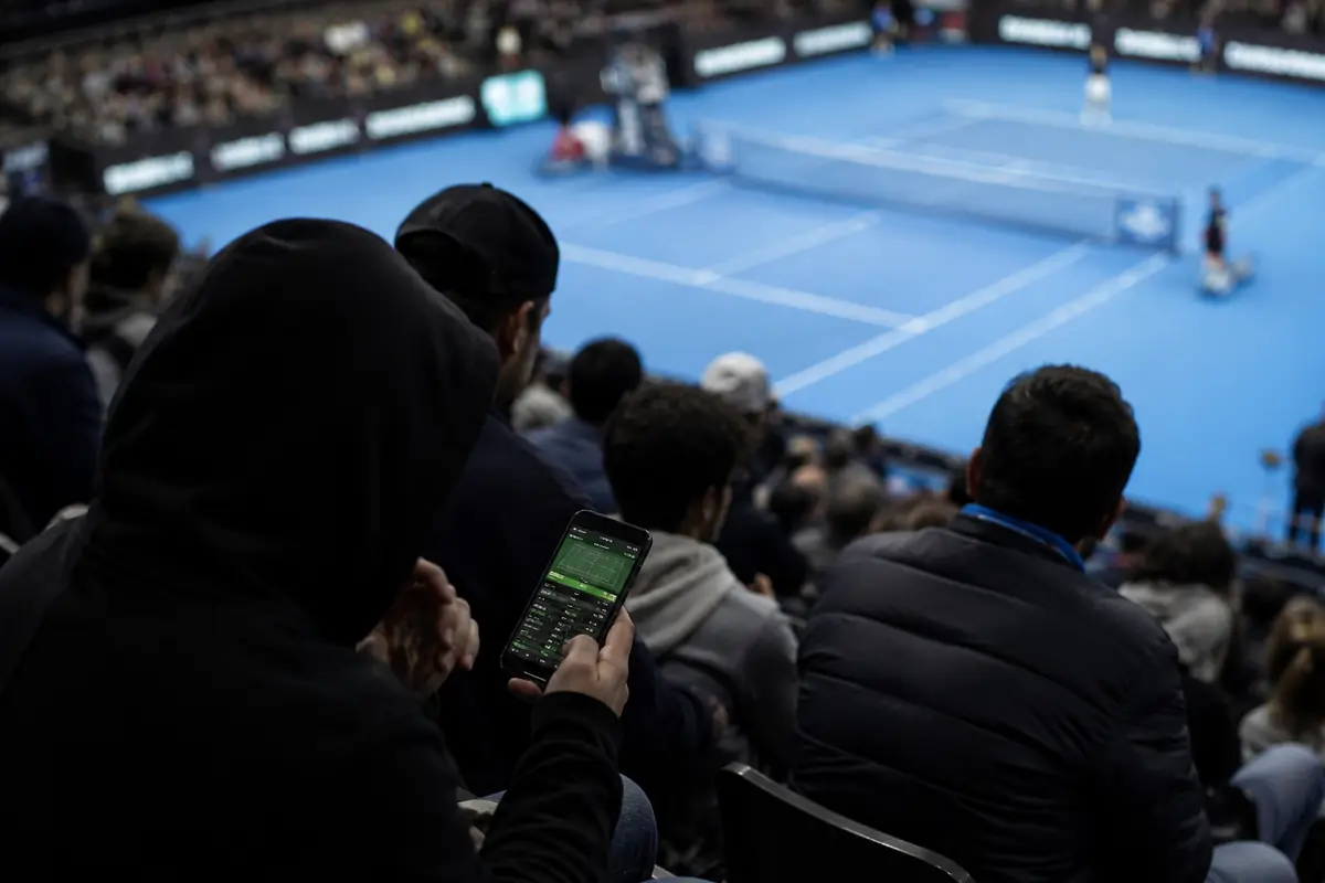 Persona che scommette durante la partita di tennis
