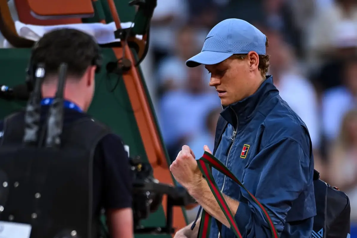 Sinner esce dal campo al Roland Garros