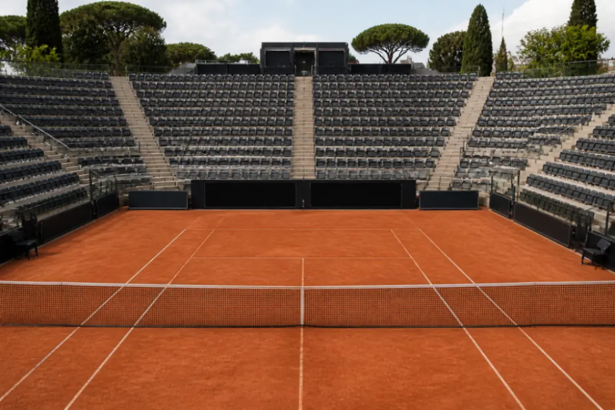 Un campo da tennis senza giocatori e pubblico sugli spalti