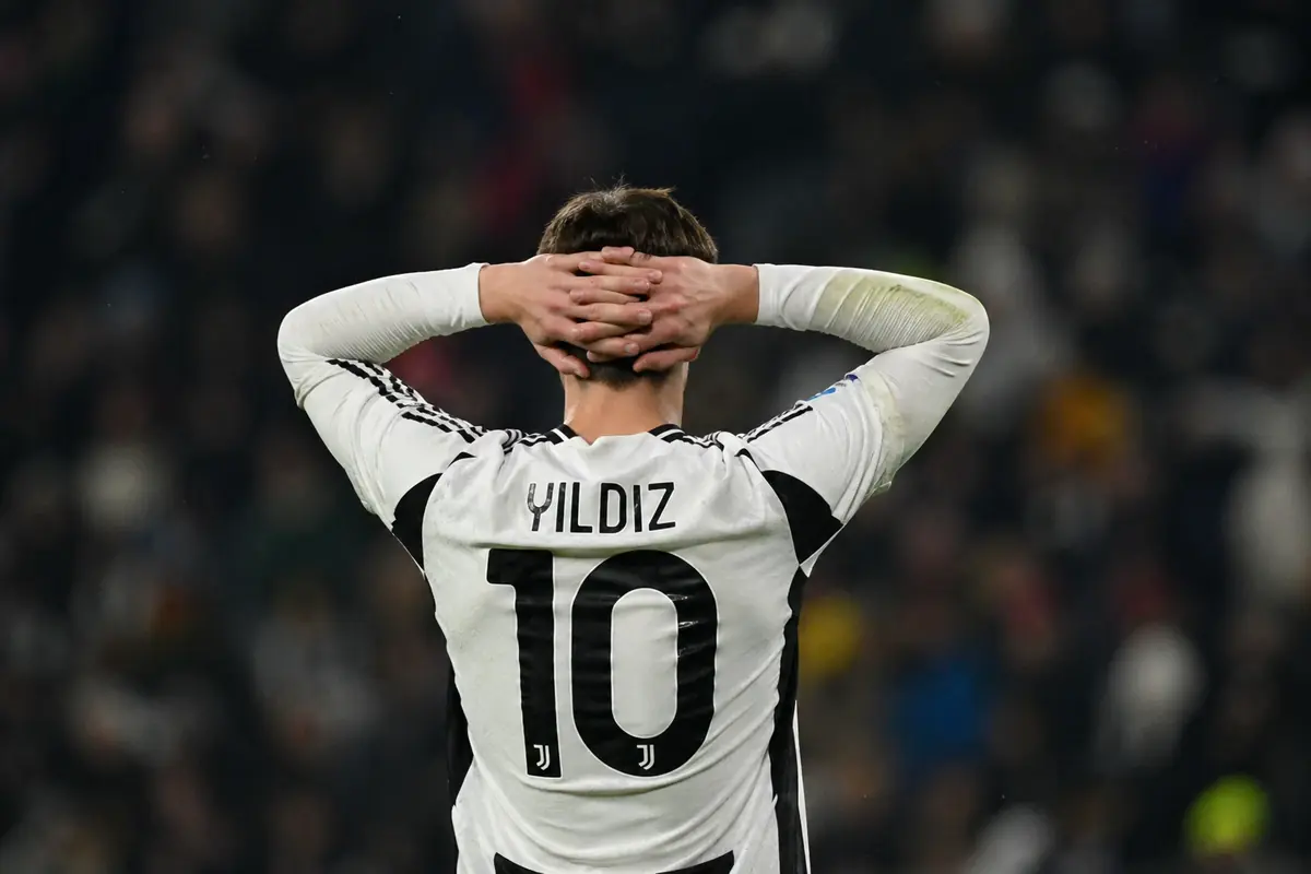 Yildiz con la maglia numero 10 della Juve di spalle con le mani sulla testa