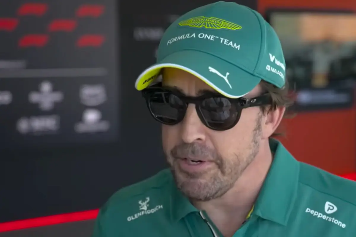Alonso, pilota dell'Aston Martin, durante un'intervista