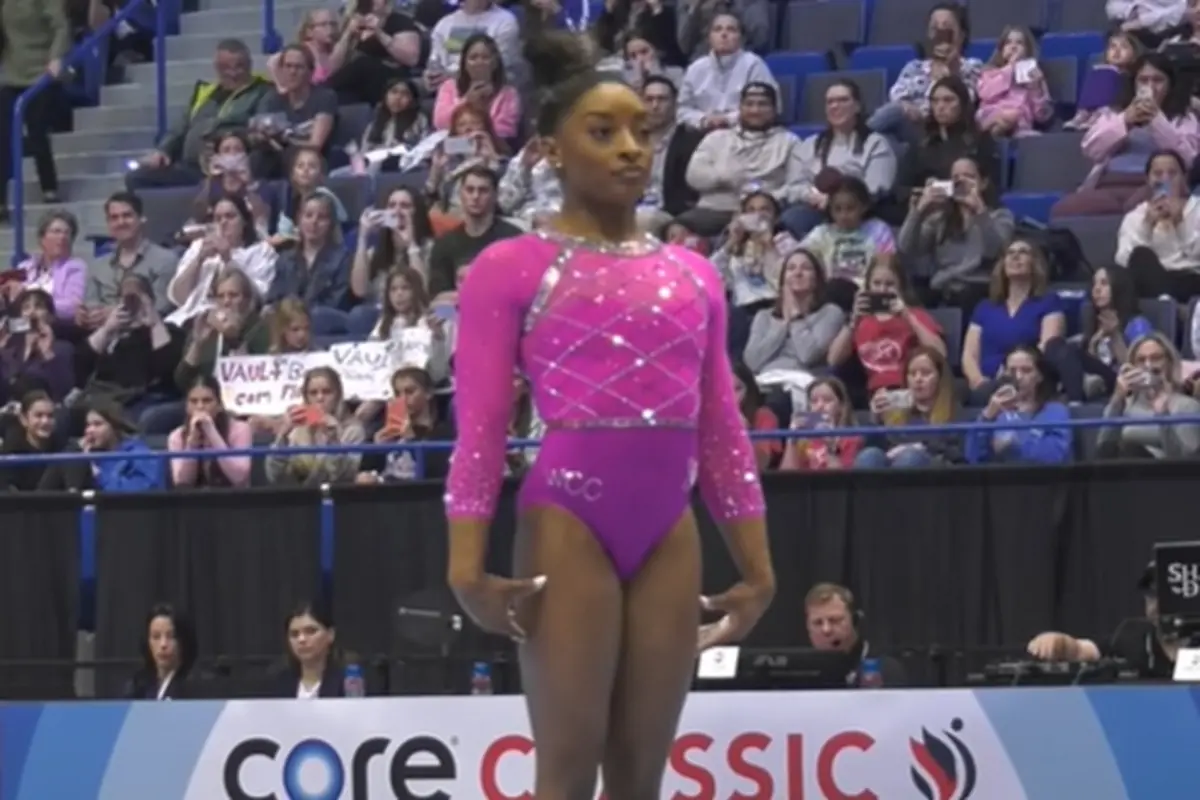 Simone Biles in azione durante una gara