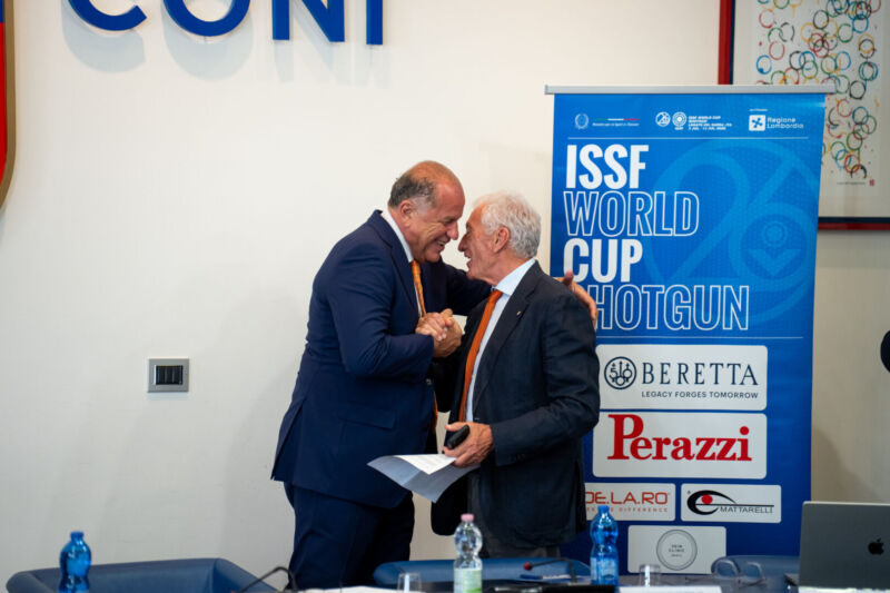 Conferenza stampa wc lonato 26 abbraccio rossi buonfiglio 800x533
