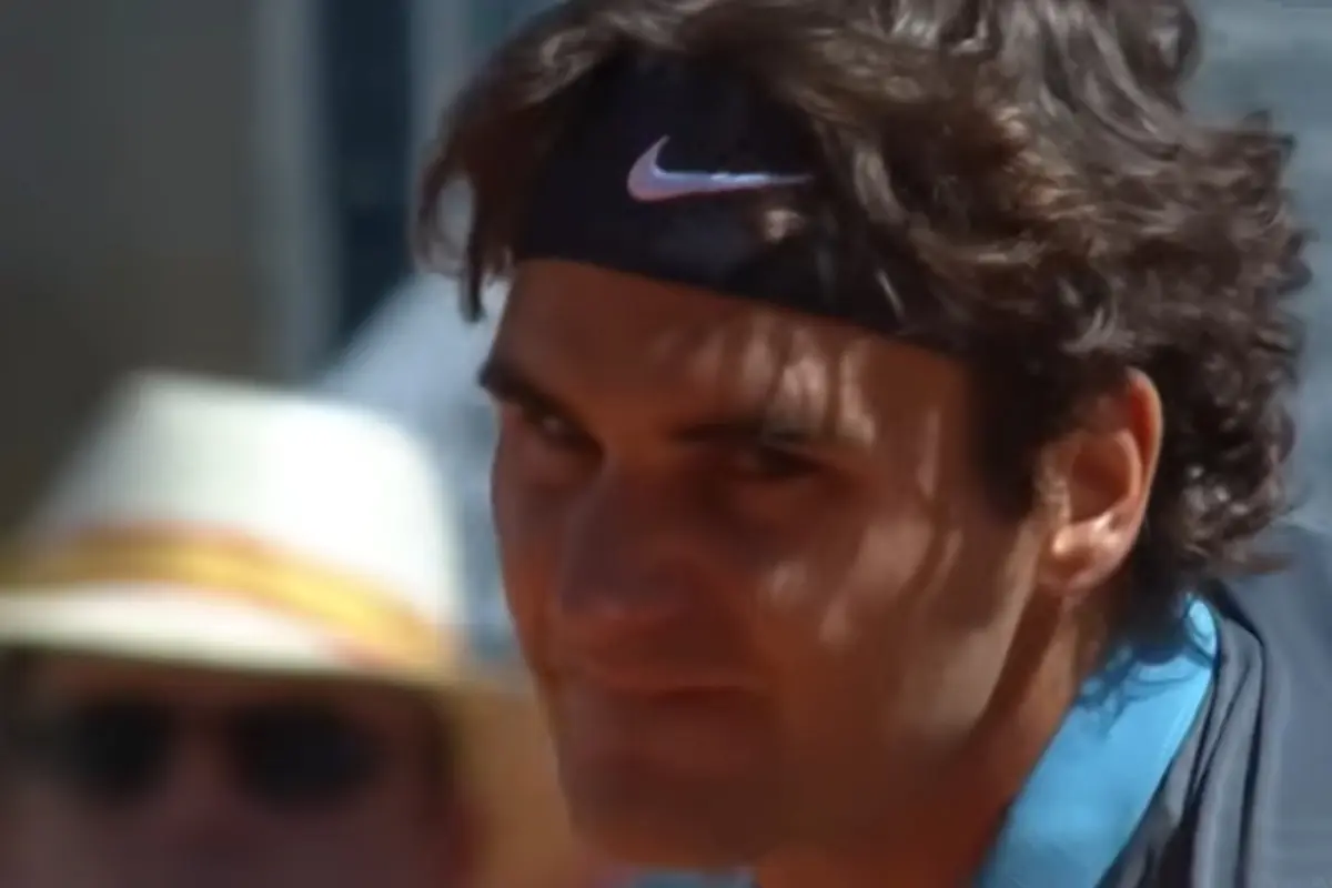 Federer in campo durante un match di un torneo