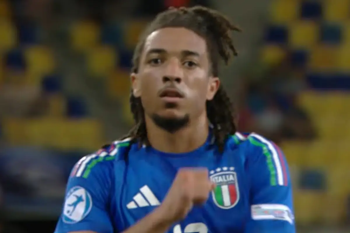 Koleosho esulta dopo un gol con la Nazionale italiana