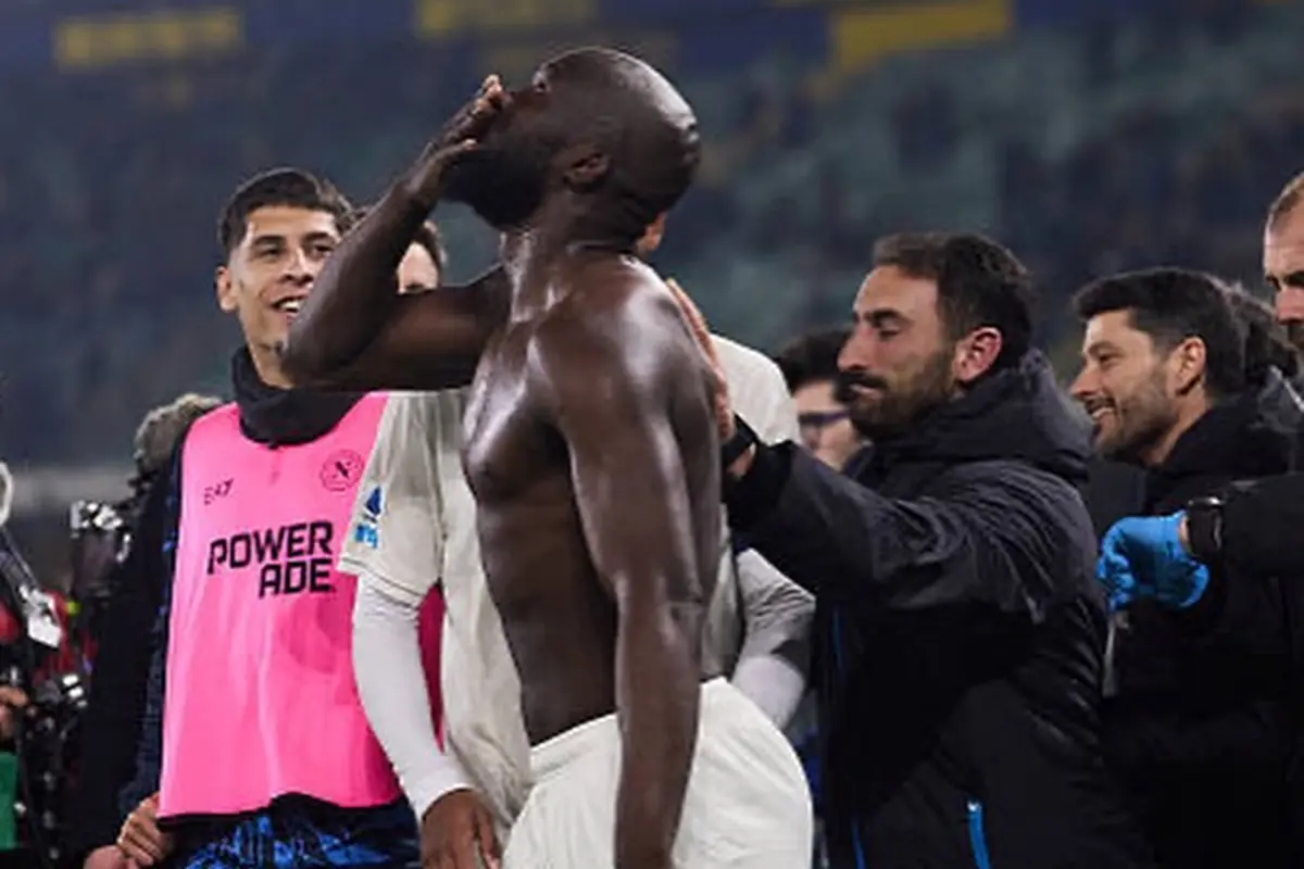 Lukaku esulta dopo il gol al Verona