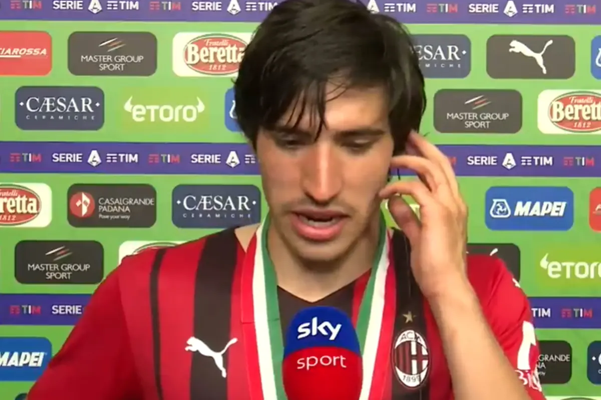 Tonali con la maglia del Milan nel giorno della vittoria dello Scudetto