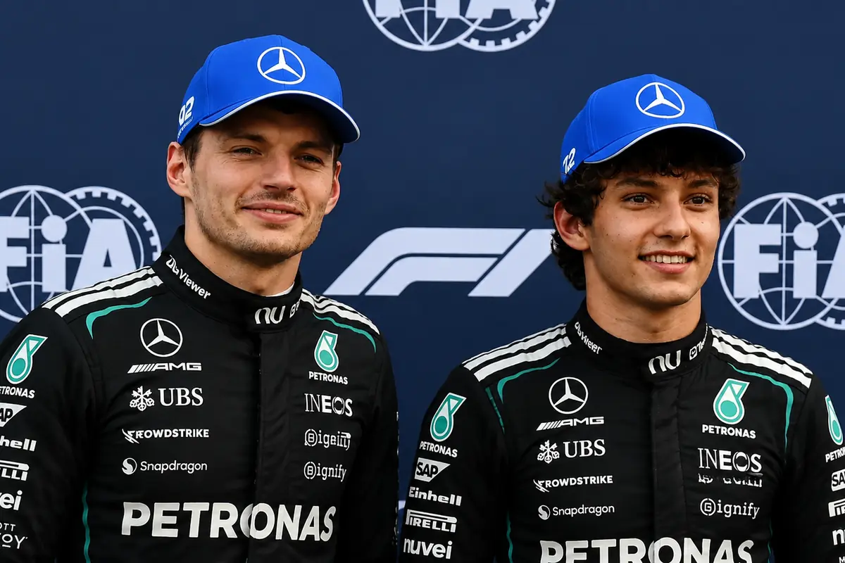 Verstappen abbraccia Kimi Antonelli entrambi vestiti con la tuta Mercedes, immagine creata con intelligenza artificiale